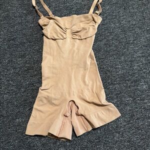 SKIMS NWOT Seamless Sculpt Strapless Shortie Bodysuit - Clay - Sz Small
